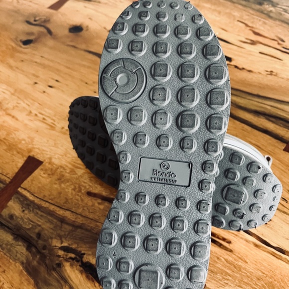 BLONDO Women's Leather WATERPROOF slip ons US 7.5 grey w/Chain detail - Picture 3 of 8